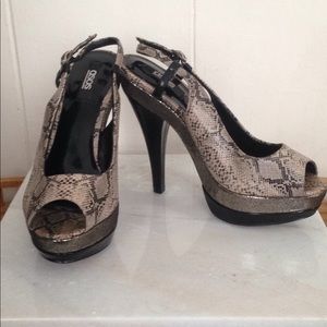Platform snakeskin print pumps
